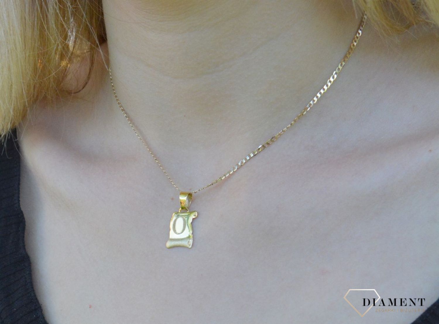 Złota zawieszka literka O na papirusie Literka O. Wisiorek został wykonany z najwyższej jakości złota próby 585  na papirusie. Złoto to jeden z najpopularniejszych kruszców, cenione przez kobiety na całym świecie i często wyko.jpg